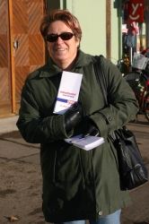 Coswig: Edeltraud Rogee beim Verteilen von Material